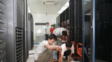 机房建设工作人员